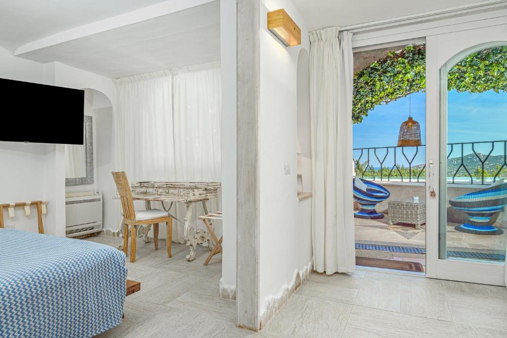 King Suite with Pool View